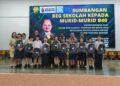 SHAMSUL  Iskandar Mohd. Akin (tengah) bergambar bersama guru dan pelajar selepas menyempurnakan Majlis Sumbangan Beg Sekolah Kepada Murid-murid B40 di SJKC Keh Seng, Bukit Baru, Melaka. UTUSAN/AMRAN ALI
