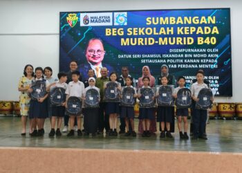 SHAMSUL  Iskandar Mohd. Akin (tengah) bergambar bersama guru dan pelajar selepas menyempurnakan Majlis Sumbangan Beg Sekolah Kepada Murid-murid B40 di SJKC Keh Seng, Bukit Baru, Melaka. UTUSAN/AMRAN ALI