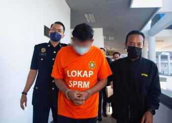 SUSPEK dibawa ke Mahkamah Majistret, Ayer Keroh, Melaka untuk permohonan reman bagi membantu siasatan penyelewengan RM50 juta dana awam.