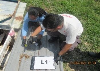 PEGAWAI JPV Negeri Sembilan ketika melakukan siasatan di ladang ayam di Air Kuning, Tampin semalam.