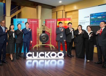 HOE Kian Choon (empat dari kiri) pada majlis penyenaraian Cuckoo Malaysia) di Pasaran Utama Bursa Malaysia semalam.