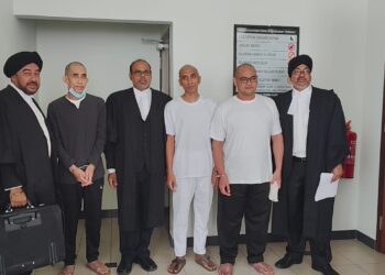 TIGA lelaki terlepas hukuman gantung selepas Mahkamah Tinggi Ipoh hari ini melepas dan membebaskan mereka daripada pertuduhan mengedar dadah jenis kanabis enam tahun lalu. - UTUSAN