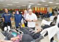 MOHAMMAD Masrin Md. Zahrin menyantuni mahasiswa yang menderma darah pada program ‘Kempen Derma Darah Perdana: Universiti Teknologi Mara Heartbeat’ di Shah Alam, semalam.