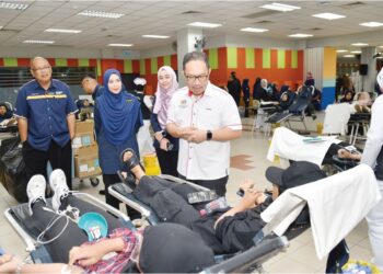 MOHAMMAD Masrin Md. Zahrin menyantuni mahasiswa yang menderma darah pada program ‘Kempen Derma Darah Perdana: Universiti Teknologi Mara Heartbeat’ di Shah Alam, semalam.