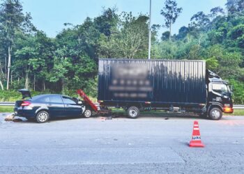 KEADAAN kereta yang remuk teruk selepas merempuh belakang lori dalam nahas di KM37, Lingkaran Tengah Utama, dekat Kampung Chegar Perah, Lipis, Pahang, semalam.