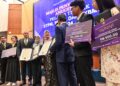 FADHLINA Sidek bersama pelajar terbaik pada Majlis Penyampaian Anugerah Pelajar Terbaik STPM, MUET dan SKBMW 2024 di Dewan Besar Majlis Peperiksaan Malaysia, Selayang semalam. UTUSAN/SYAKIR RADIN