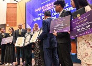 FADHLINA Sidek bersama pelajar terbaik pada Majlis Penyampaian Anugerah Pelajar Terbaik STPM, MUET dan SKBMW 2024 di Dewan Besar Majlis Peperiksaan Malaysia, Selayang semalam. UTUSAN/SYAKIR RADIN
