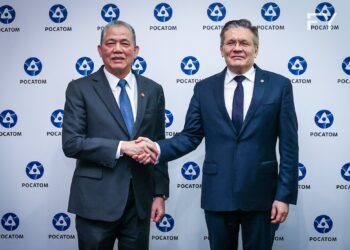 FADILLAH Yusof bersama Ketua Pengarah ROSATOM, Tuan Alexey Likhachev bagi memperkukuh kerjasama strategik antara Malaysia dan Persekutuan Rusia dalam pembangunan tenaga nuklear bagi tujuan aman. - FACEBOOK FADILLAH YUSOF