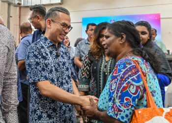 FAHMI Fadzil menyantuni warga penduduk yang hadir pada Program Nadi Aspirasi Nasional Bersama Anak Muda (NANBA) anjuran Jabatan Komunikasi Komuniti (J-KOM) di IWK Eco Park @ Pantai Dalam di sini hari ini. UTUSAN/SYAKIR RADIN