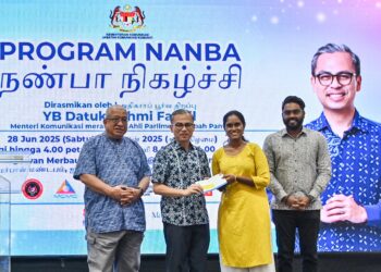 FAHMI Fadzil ketika menyerahkan sumbangan kepada penerima terpilih pada Program Nadi Aspirasi Nasional Bersama Anak Muda (NANBA) anjuran Jabatan Komunikasi Komuniti (J-KOM) di IWK Eco Park @ Pantai Dalam di sini hari ini. UTUSAN/SYAKIR RADIN