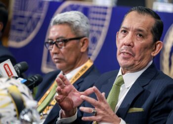 Mohd Joehari Mohd Ayub (kanan) bercakap pada sidang akhbar selepas mempengerusikan Kongres Luar Biasa FAM Pertama 2025 di Subang Jaya, Selangor, semalam. - UTUSAN/FARIZ RUSADIO