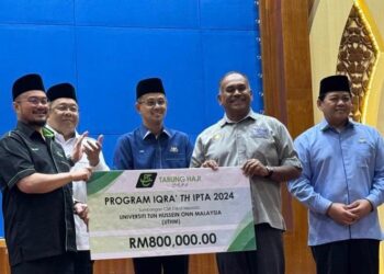 MOHD. FARED MOHD. KHALID (tengah) menyaksikan agihan zakat Lembaga Tabung Haji kepada UTHM yang disampaikan Mustakim Mohamad (kiri) kepada Abdul Rashid Abdul Razzaq (dua dari kanan) pada majlis penutupan Karnival Mahabbah Komuniti MADANI di UTHM, Batu Pahat di sini hari ini.
