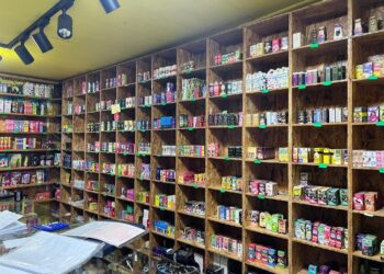SEBAHAGIAN rokok elektronik yang dirampas dalam serbuan di Tumpat, Kelantan semalam.