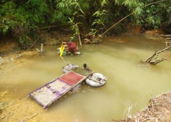 ALATAN yang digunakan untuk melombong emas secara haram di 
Felcra Air Degong, Mukim Tepi Sungai Jeli, Ayer Lanas, Jeli, Kelantan.-IHSAN IPD JELI