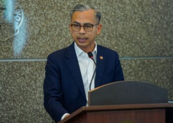 FAHMI Fadzil dalam sidang akhbar mingguan Kementerian Komunikasi di Institut Penyiaran dan Penerangan Tun Abdul Razak (IPPTAR), Kuala Lumpur semalam.-UTUSAN/ISKANDAR ISHAK
