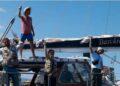 AKTIVIS Greta Thunberg dan kru berdiri di atas kapal bantuan Madleen meninggalkan pelabuhan Catania, Itali untuk ke Gaza bagi memberi bantuan kemanusiaan. – agensi