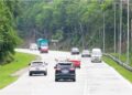 KENDERAAN melalui Jalan Raya Timur-Barat ketika tinjauan dilakukan Utusan Malaysia, baru-baru ini. 
– UTUSAN/MUHAMAD NAZREEN SYAH MUSTHAFA