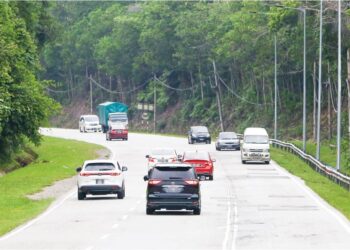 KENDERAAN melalui Jalan Raya Timur-Barat ketika tinjauan dilakukan Utusan Malaysia, baru-baru ini. 
– UTUSAN/MUHAMAD NAZREEN SYAH MUSTHAFA