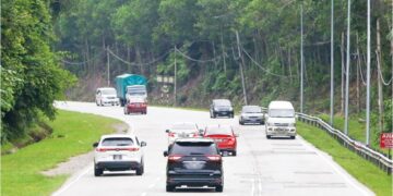 KENDERAAN melalui Jalan Raya Timur-Barat ketika tinjauan dilakukan Utusan Malaysia, baru-baru ini. 
– UTUSAN/MUHAMAD NAZREEN SYAH MUSTHAFA