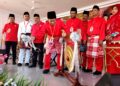 AHMAD Maslan (tengah) memukul gong sebagai gimik perasmian Mesyuarat Perwakilan UMNO Bahagian Bachok di Teratak Pulai, Bachok, Kelantan. - UTUSAN/MUSTAQIM MOHAMED