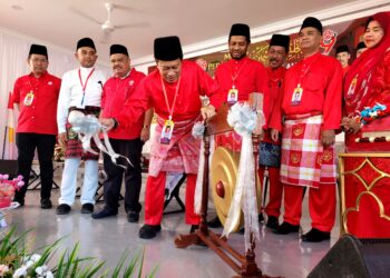 AHMAD Maslan (tengah) memukul gong sebagai gimik perasmian Mesyuarat Perwakilan UMNO Bahagian Bachok di Teratak Pulai, Bachok, Kelantan. - UTUSAN/MUSTAQIM MOHAMED