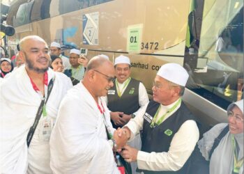 MOHD. Na’im Mokhtar bersalaman dengan jemaah haji Malaysia yang berlepas ke Arafah dari Abraj Al Tayseer, Mekah, semalam.