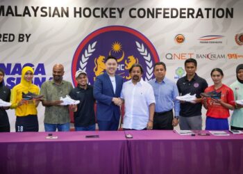 SUBAHAN (lima kanan) bersalam dengan Pengurus Mizuno Malaysia, Darren Wong (lima kiri) ketika sidang akbar Pasukan Wanita Kebangsaan ke FIH Hoki Piala Negara-Negara di Stadium Hoki Nasional Bukit Jalil. Foto : Saddam Yusoff