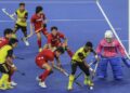 MOHAMAD Akhimullah Anuar Esook cuba melepasi kawalan penjaga gol Jepun pada perlawanan terakhir Kumpulan B Kejohanan Hoki Piala Negara-Negara di Stadium Hoki Nasional Bukit Jalil, kelmarin.