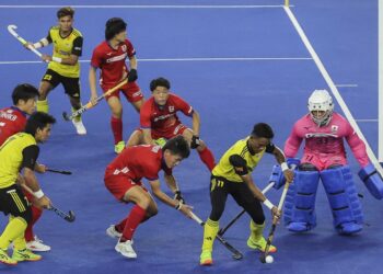 MOHAMAD Akhimullah Anuar Esook cuba melepasi kawalan penjaga gol Jepun pada perlawanan terakhir Kumpulan B Kejohanan Hoki Piala Negara-Negara di Stadium Hoki Nasional Bukit Jalil, kelmarin.