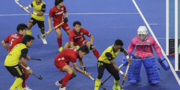 MOHAMAD Akhimullah Anuar Esook cuba melepasi kawalan penjaga gol Jepun pada perlawanan terakhir Kumpulan B Kejohanan Hoki Piala Negara-Negara di Stadium Hoki Nasional Bukit Jalil, kelmarin.