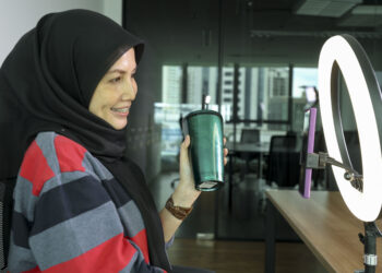 Isteri menghabiskan masa dengan siaran langsung di TikTok sehingga suami rasa kesunyian.-GAMBAR HIASAN