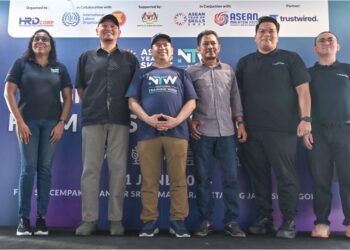 GEETHA Ganesan (kiri), Dr. Azizul Amar Rahmat (dua, kiri) bersama peserta bengkel kompos Grow Together: From Waste to Wonder di Flat Sri Cempaka, Bandar Sri Damansara, Kuala Lumpur, semalam. – MINGGUAN/SYAKIR RADIN
