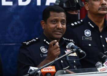 HUSSEIN Omar Khan ketika sidang akhbar di Ibu Pejabat Kontinjen Selangor, Shah Alam, Selangor hari ini. - UTUSAN/ AFIQ RAZALI