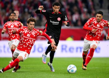 AKSI penyerang Eintracht Frankfurt, Hugo Ekitike (tengah) cuba melepasi pemain tengah Mainz, Kaishu Sano (kiri) dan Nadiem Amiri (kanan) dalam aksi Bundesliga di Mainz, pada 4 Mei lalu. - AFP