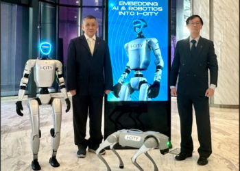 LIM Kim Hong (kiri) pada majlis pengumuman komitmen awal I-Berhad sebanyak RM10 juta bagi melaksanakan infrastruktur AI dan robotik di i-City, Selangor, semalam.