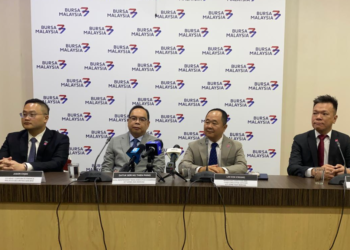 TOMMY Lim Kok Kwang (dua kanan) ketika sidang media selepas penyenaraian syarikat itu di Pasaran ACE di Bursa Malaysia, hari ini. UTUSAN/SABRINA ZULKIFLI