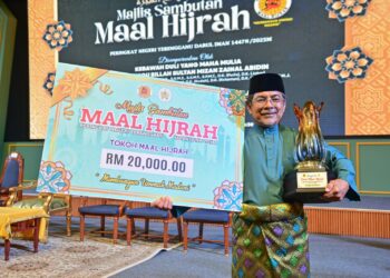 DR. Ghazali Ahmad bergambar bersama anugerah yang diterima selepas Majlis Sambutan Maal Hijrah 1447H/2025M Peringkat Negeri Terengganu di Wisma Darul Iman, Kuala Terengganu, Terengganu. - UTUSAN/PUQTRA HAIRRY