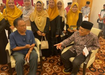 RAIS Yatim (kanan) beramah mesra bersama hadirin pada Majlis Perjumpaan Bersama Badan Bukan Kerajaan (NGO) di Hotel Perdana,Kota Bharu,Kelantan. UTUSAN/ROSMIZAN RESDI