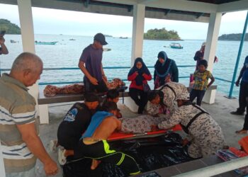 ANGGOTA Maritim Malaysia membawa mayat dua beradik yang lemas di pantai Pulau Mentigi, Mersing.
