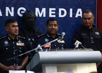 HUSSEIN Omar Khan pada sidang akhbar di Ibu Pejabat Polis Kontinjen (IPK) Selangor. - UTUSAN/ AFIQ RAZALI