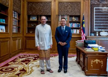ANWAR Ibrahim bersama Duta Malaysia, Tan Sri Muhammad Shahrul Ikram Yaakob.