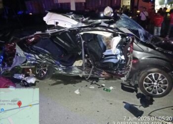 KEADAAN Perodua Bezza yang remuk dalam kemalangan di Kilometer 7, Jalan Jerantut-Maran berdekatan Jerantut Feri di Jerantut, Pahang. - FOTO/JBPM PAHANG
