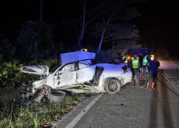 SEORANG lelaki maut apabila kereta dipandunya bertembung dengan treler di kilometer 30, Jalan Lipis–Merapoh dekat Kampung Seberang Jelai, Padang Tengku di Lipis, Pahang.