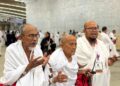 MOHD. HAFEIZ (kanan) membacakan doa selepas melontar di Jamrah Kubra, Mina sambil diaminkan oleh Yaakop (tengah) dan Husin.