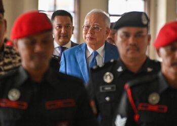 NAJIB Tun Razak ketika hadir di Mahkamah Tinggi Kuala Lumpur di sini hari ini. - UTUSAN/SYAKIR RADIN