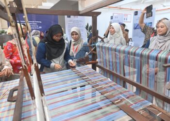 DELEGASI Parlimen negara ASEAN melihat produk Tenun Pahang Diraja di Perkampungan Kraf Diraja Tunku Azizah Pulau Keladi di Pekan, Pahang - FOTO/SHEIKH AHMAD RAZIF