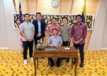 RAFIZI Ramli bersama pegawai-pegawai dasar di bawah Kementerian Ekonomi sebelum meninggalkan pejabat.- FACEBOOK RAFIZI RAMLI