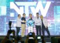 ANWAR Ibrahim (tengah) bersama Menteri Sumber Manusia, Steven Sim Chee Keong (dua kiri) melakukan gimik pelancaran Majlis Kemuncak National Training Week 2025 di Bukit Jalil di sini hari ini. - UTUSAN/FARIZ RUSADIO