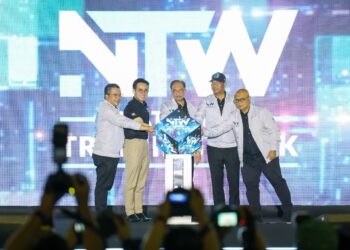 ANWAR Ibrahim (tengah) bersama Menteri Sumber Manusia, Steven Sim Chee Keong (dua kiri) melakukan gimik pelancaran Majlis Kemuncak National Training Week 2025 di Bukit Jalil di sini hari ini. - UTUSAN/FARIZ RUSADIO
