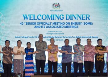 FADILLAH bersama-sama Abang Johari dan tetamu kehormat lain bergambar pada majlis makan malam sempena SOME ke-43 di sebuah hotel terkemuka di Kuching, malam tadi. - GAMPAR PENERANGAN